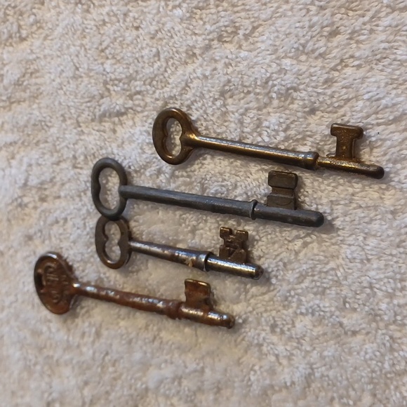 Antique skeleton keys vintage keys set of 4 - Picture 2 of 4